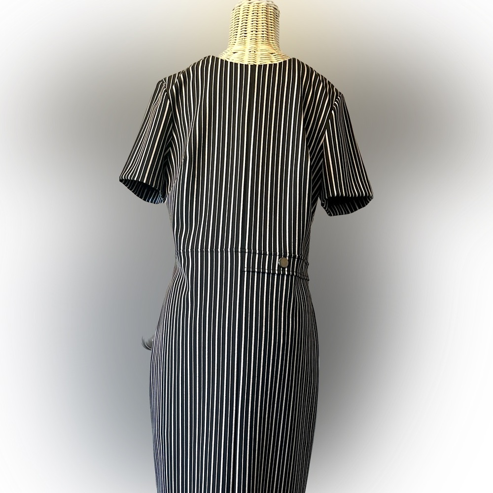 Banana Republic dress. Beautiful, never worn size 12. Fits snug.